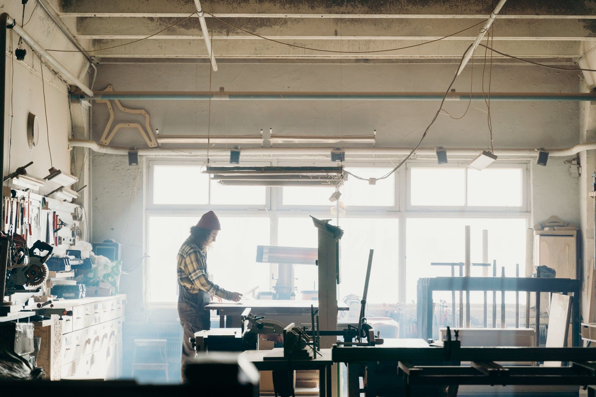De werkplaats met grote ramen en machines